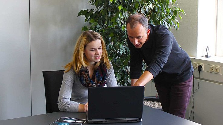 Students Studierende im Arbeitsumfeld