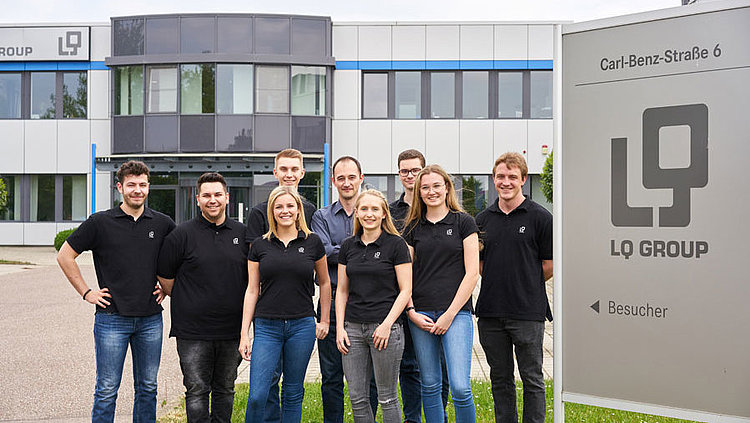 Auszubildende und Ausbilder vor dem Gebäude der LQ Group am Standort Ottmarsheim