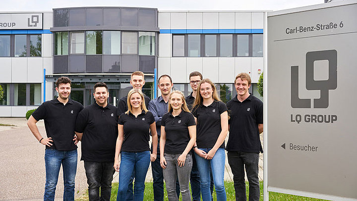 Auszubildende und Ausbilder vor dem Gebäude der LQ Group am Standort Ottmarsheim